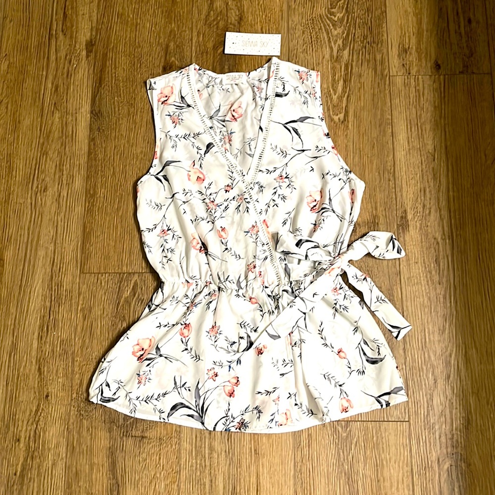 Sienna Sky size M floral pattern blouse